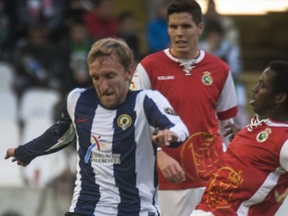 Diego Rivas, del Hércules, disputa un balón con Koné durante el partido.