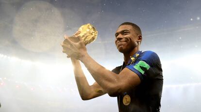 Mbappe con el trofeo del Mundial, en Moscú.