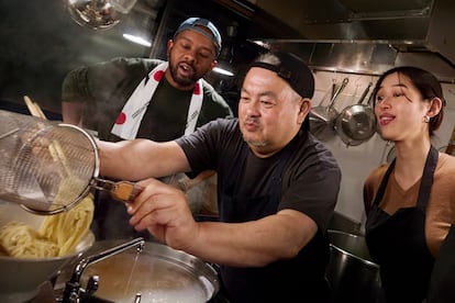 Preparar ramen con el chef Saburo Ishigōka es una de las nuevas ofertas de experiencias de Airbnb.