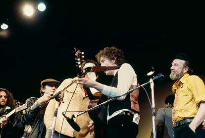 Bob Dylan y Pete Seeger actuando en el Friends of Chile Benefit en el Felt Forum, 9 de mayo.