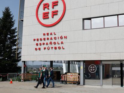 Agentes de la UCO salían este miércoles de la sede de la Federación Española de Fútbol.