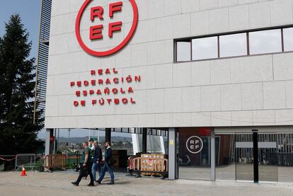 Agentes de la UCO salían este miércoles de la sede de la Federación Española de Fútbol.