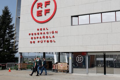 Agentes de la UCO salían este miércoles de la sede de la Federación Española de Fútbol.