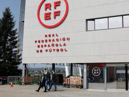 Agentes de la UCO salían este miércoles de la sede de la Federación Española de Fútbol.