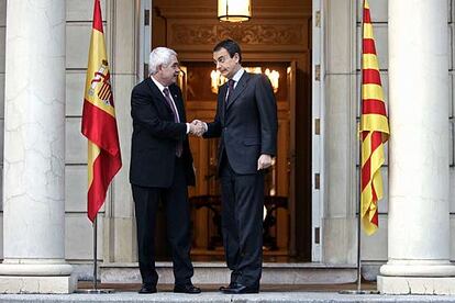 José Luis Rodríguez Zapatero recibe a Pasqual Maragall en las escalinatas del palacio de la Moncloa.