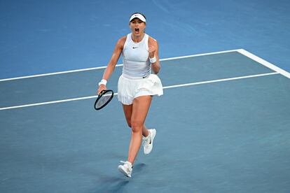 Paula Badosa celebra un punto ante Sabalenka.