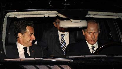 Putin conduce su coche, un Mercedes ML, acompañado del presidente francés, Nicolas Sarkozy, en su <i>dacha</i> de Novo-Ogarievo, cerca de Moscú.