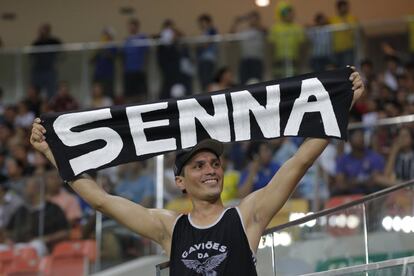 Un aficionado del Corinthians sostiene una pancarta con el nombre del piloto de Fórmula 1 Ayrton Senna antes de la Copa del equipo do Brasil contra el Nacional AM en el estadio Arena Amazonas en Manaus 30 de abril 2014.