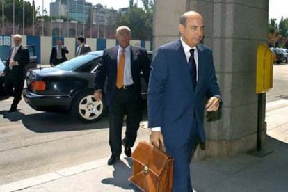 Fernando Conte, presidente de Iberia, a su llegada a la reunión de ayer.