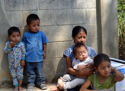 Melisa García (izquierda) tiene tres años y medio, su primo Omar, a su lado tiene dos años. La madre de Melisa está preocupada por su falta de crecimiento. De momento, a los padres de la zona no les queda otra que recoger su bolsa con 50 kilogramos de maíz para alimentarse durante unos días o semanas, dependiendo de cuantos sean. Hasta que se termine.