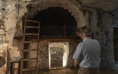 Entrada al horno en el que se cocían las piezas cerámicas en la fábrica Tarrés del Raval.