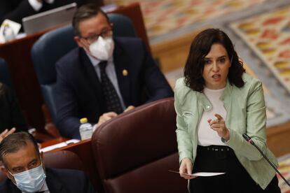 La presidenta de la Comunidad de Madrid, Isabel Díaz Ayuso, interviene en el pleno en la Asamblea de Madrid, este jueves.