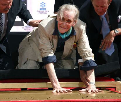 Ator Peter O’Toole coloca as mãos no cimento durante homenagem em Los Angeles.