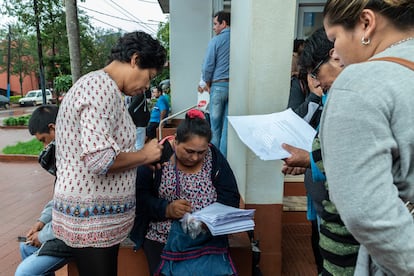  Sonia Lemos, de 41 años, organiza el cobro del subsidio asignado a los trabajadores de la zafra durante los meses en los que no hay cosecha. Lemos, secretaria general del Sindicato de tareferos y representate de Cuatro Bocas, trabaja en la cosecha desde los 12 años. 
