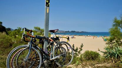 El Camino de Santiago del Norte, que bordea playas bañadas por el Cantábrico como la de Trengandín