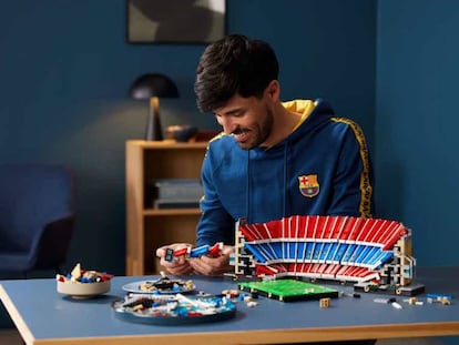 Una persona construyendo el modelo de LEGO del Camp Nou