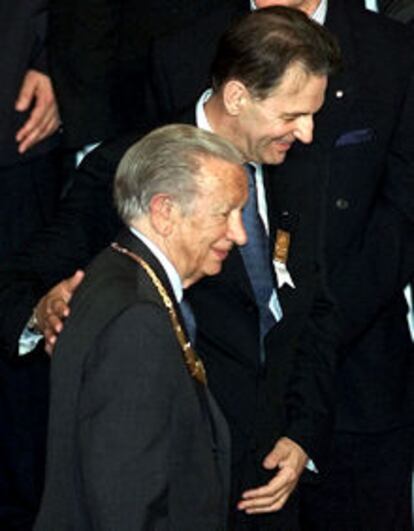 <font size=2><b>El belga Jacques Rogge sustituye a Samaranch al frente del COI</b></font>(REUTERS)<p><b>Encuesta</b>: <a href="http://www.elpais.es/encuestas/">¿Cómo calificaría la gestión de Samaranch?</a>