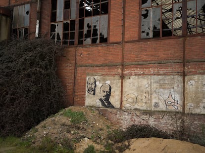 Pintadas con la cara de Lenin en una antigua fábrica de vehículos agrícolas, cerrada en 1995.
