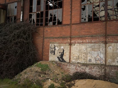 Pintadas con la cara de Lenin en una antigua fábrica de vehículos agrícolas, cerrada en 1995. 