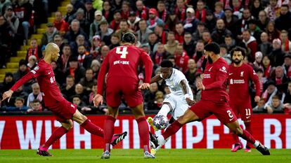 Vinicius Junior antes de marcar el primer gol del Real Madrid en el partido de octavos de final contra el Liverpool, en Anfield el 21 de febrero.