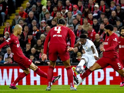 Vinicius Junior antes de marcar el primer gol del Real Madrid en el partido de octavos de final contra el Liverpool, en Anfield el 21 de febrero.