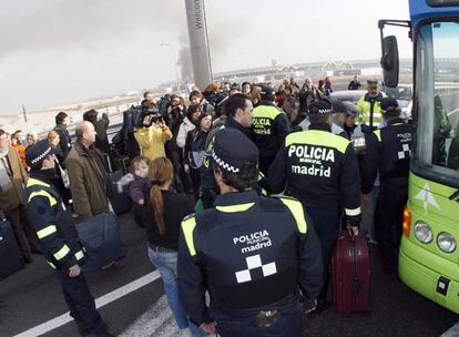 Las fuerzas de seguridad pudieron desalojar el aparcamiento de la T-4 poco antes de que se produjera la deflagración que causó un incendio y una densa columna de humo.