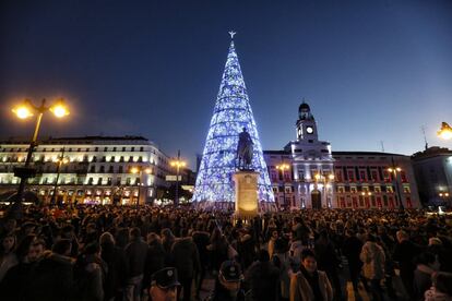 La Puerta del Sol de Madrid iluminada por un gran árbol de Navidad. 