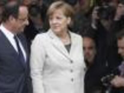 François Hollande y Angela Merkel, en su primer encuentro en Berlín