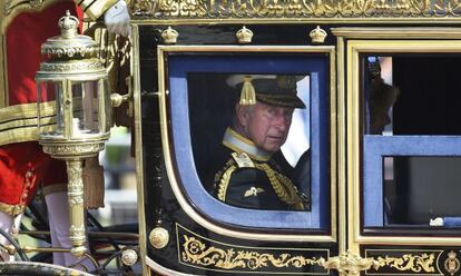El príncipe Carlos de Inglaterra camino al Parlamento.
