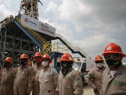 Trabajadores del pozo petrolero Dzimpona, en Tabasco, en marzo de este año.