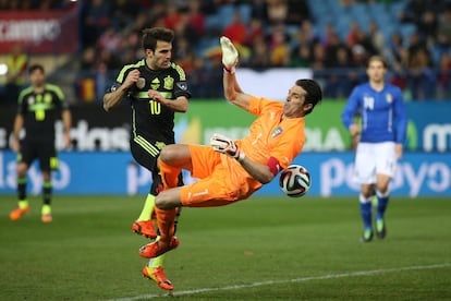 Fàbregas se choca com Buffon durante amistoso entre Espanha e Itália, em 2014, no Vicente Calderón. Os espanhóis foram adversários históricos na carreira do lendário goleiro.