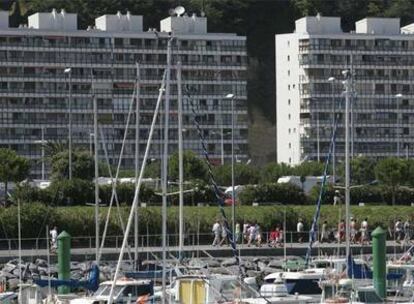 Bloques de apartamentos junto a la playa y el puerto deportivo de Hondarribia.