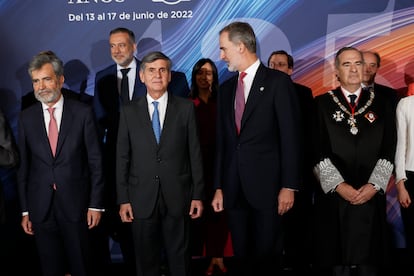 Felipe VI (en el centro), en la 'foto de familia' de un acto del Colegio de Abogados de Madrid, con el presidente del Tribunal Supremo y del Consejo General del Poder Judicial, Carlos Lesmes; el presidente del Tribunal Constitucional, Pedro González-Trevijano; y el decano del Colegio de Abogados de Madrid, José María Alonso.