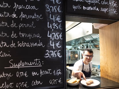 El cocinero Borja Sierra, en el pase de un plato en la cocina de Granja Elena (Barcelona).