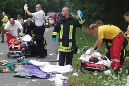 Personal sanitario atiende a las ciclistas australianas arrolladas por un vehículo, accidente en el que falleció la corredora Amy Gillet.