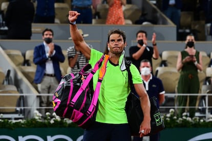 Rafael Nadal abandona la cancha de Roland Garros, tras perder la semifinal masculina de tenis individual contra Novak Djokovic del Abierto de Francia en París.