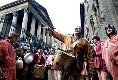 Un grupo de músicos anima el mercado medieval que se celebra este fin de semana en Vic.