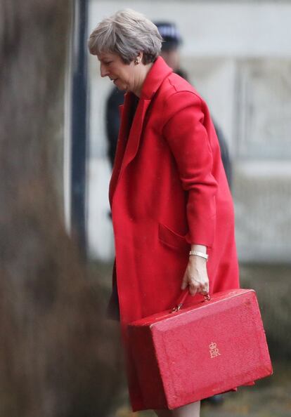 La primera ministra británica Theresa May refgresa a su residencia de Downing Street (Londres).