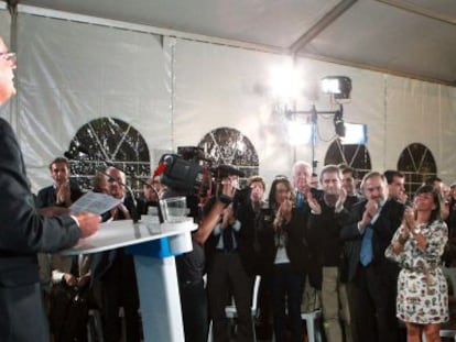 Gallardón (segundo por la derecha) y varios dirigentes y candidatos del PP vasco aplauden a Basagoiti en un momento de su intervención anoche en el centro de Bilbao.