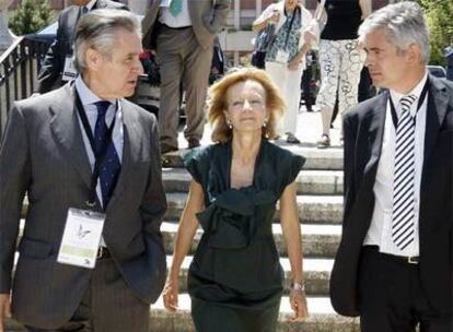 Elena Salgado, a la salida del encuentro financiero, junto a  Miguel Blesa (izquierda) y Javier Moreno.