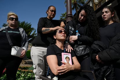 Ramona, la madre adoptiva de la niña de 5 años asesinada por su expareja en la pedanía murciana de Llano de Brujas, llora juntos a sus familiares durante el minuto de silencio celebrado en el Ayuntamiento de Murcia.