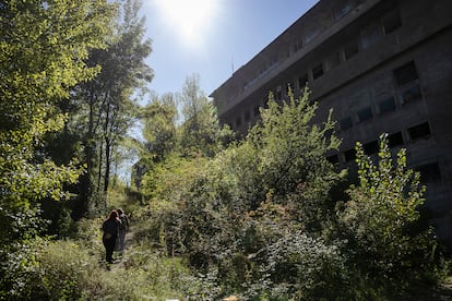 Un par de personas visitan los alrededores de las instalaciones. 