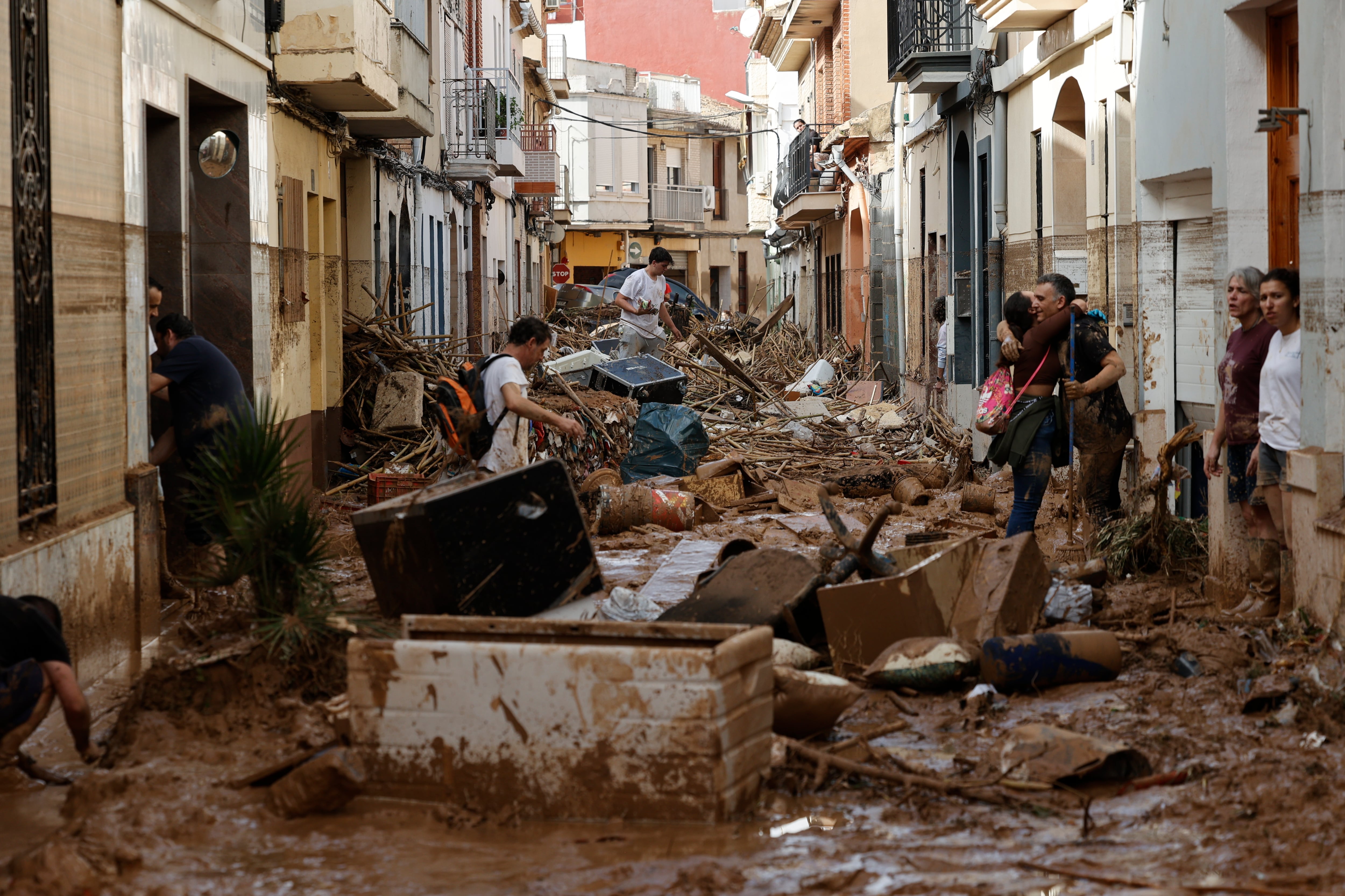 PAIPORTA (VALENCIA), 31/10/2024.- Varias personas trabajan en las labores de limpieza y desescombro en Paiporta, Valencia, este jueves. La Comunitat Valenciana intenta recuperarse de la peor dana del siglo en España, que ha dejado casi un centenar de muer