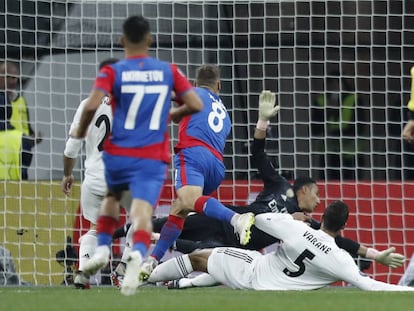 El centrocampista del CSKA, Nikola Vlasic, marca el primer gol para el equipo de Moscú.