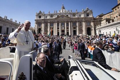 Tras la ceremonia de canonización, el Papa ha invitado a comer pizza napolitana a 1.500 pobres, atendidos por las Misioneras de la Caridad en Italia, el atrio del Aula Pablo VI tras la canonización de Madre Teresa.