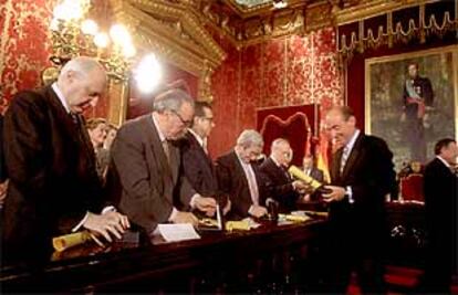 De dercha a izquierda, Pérez Llorca, Peces-Barba, Herrero y Rodríguez de Miñón, Cisneros, Fraga y Roca, ayer en el Ayunyamiento.