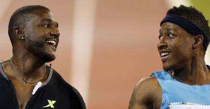 Gatlin, izquierda, celebra su victoria ante Rodgers.