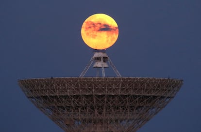 Imagen del telescopio RT-70 durante el eclipse de luna, en la ciudad de Molochnoye, Crimea.