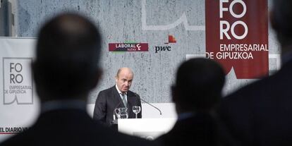 El ministro de Econom&iacute;a y Competitividad, Luis de Guindos, durante su intervenci&oacute;n en el primer encuentro del Foro Empresarial de Gipuzkoa celebrado hoy en San Sebasti&aacute;n.