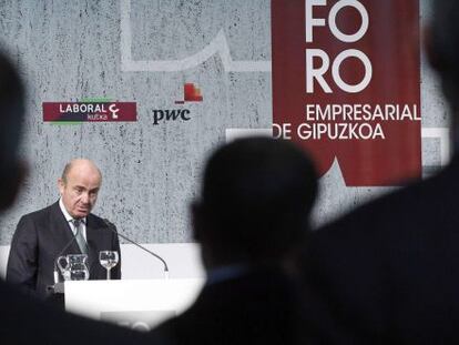 El ministro de Econom&iacute;a y Competitividad, Luis de Guindos, durante su intervenci&oacute;n en el primer encuentro del Foro Empresarial de Gipuzkoa celebrado hoy en San Sebasti&aacute;n.